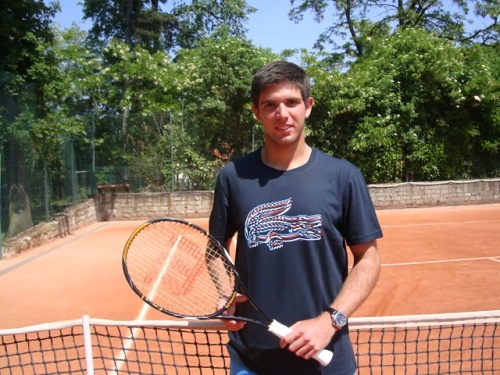Federico Delbonis plays with the Wilson Blade 98 tennis racket